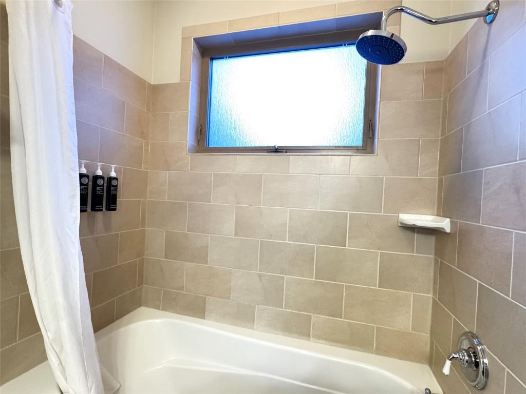 211D-200 Bighorn Boulevard, Radium Hot Springs, BC - Indoor Photo Showing Bathroom