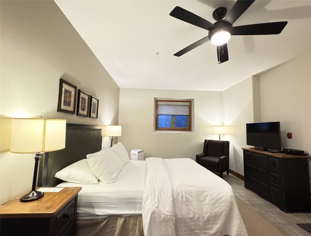 211D-200 Bighorn Boulevard, Radium Hot Springs, BC - Indoor Photo Showing Bedroom