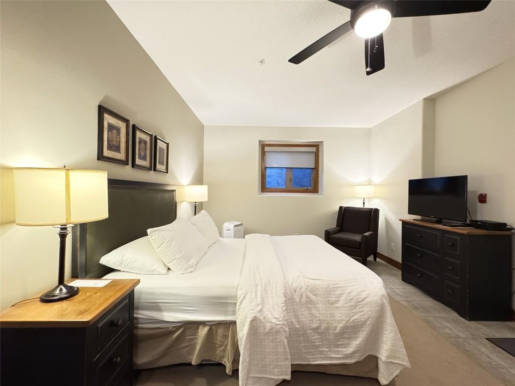 211D-200 Bighorn Boulevard, Radium Hot Springs, BC - Indoor Photo Showing Bedroom