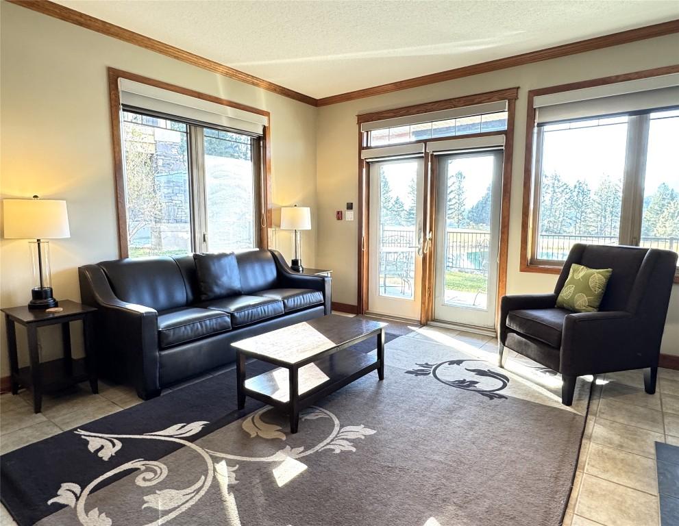 211D-200 Bighorn Boulevard, Radium Hot Springs, BC - Indoor Photo Showing Living Room