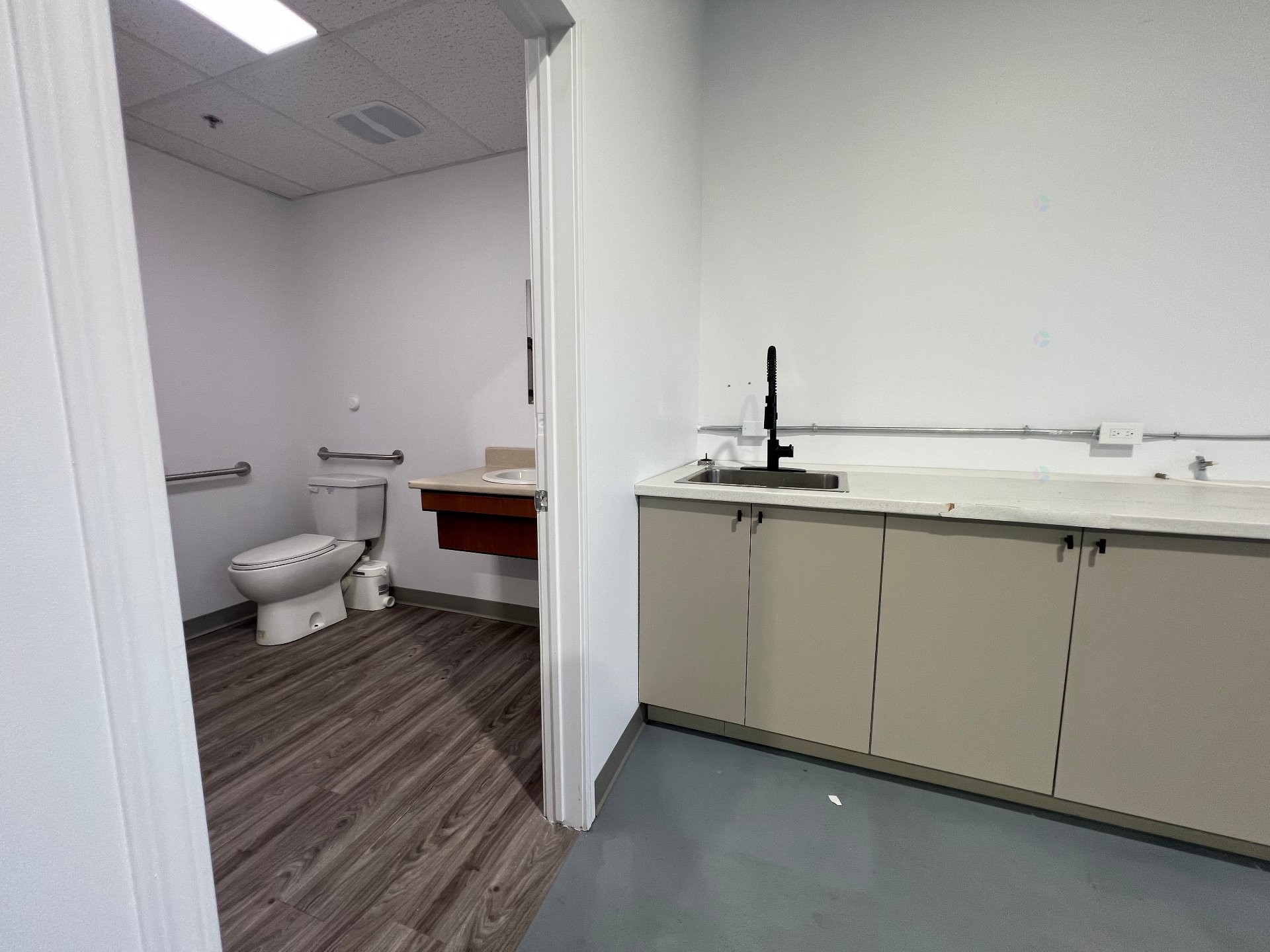 Powder room - 100-30 Boul. Taschereau, La Prairie, QC - Indoor Photo Showing Bathroom