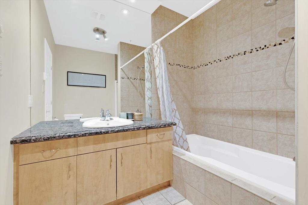 Salle de bains attenante à la CCP - 201-320 Rue Sherbrooke O., Montréal (Ville-Marie), QC - Indoor Photo Showing Bathroom