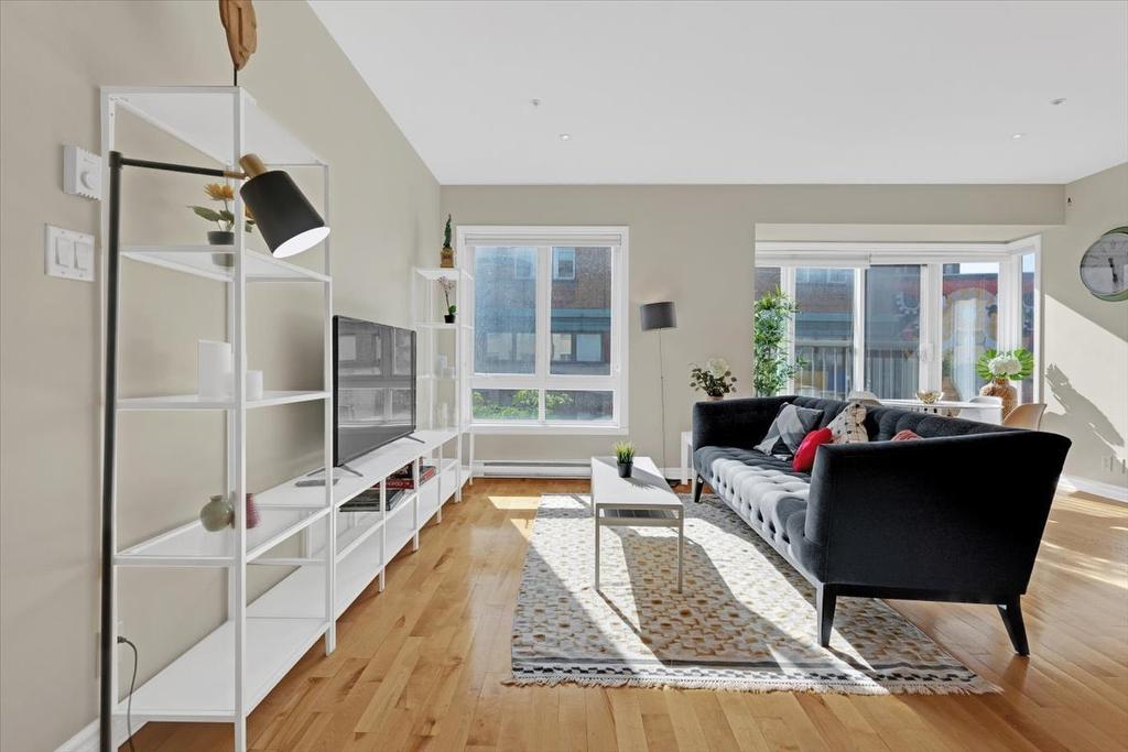 Salon - 201-320 Rue Sherbrooke O., Montréal (Ville-Marie), QC - Indoor