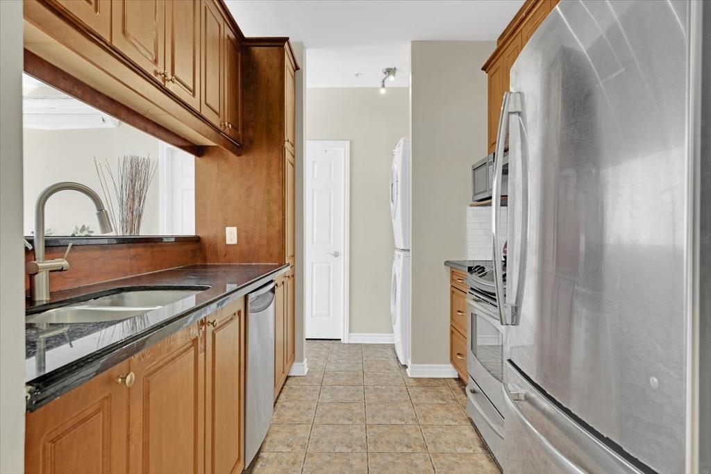 Cuisine - 201-320 Rue Sherbrooke O., Montréal (Ville-Marie), QC - Indoor Photo Showing Kitchen With Double Sink