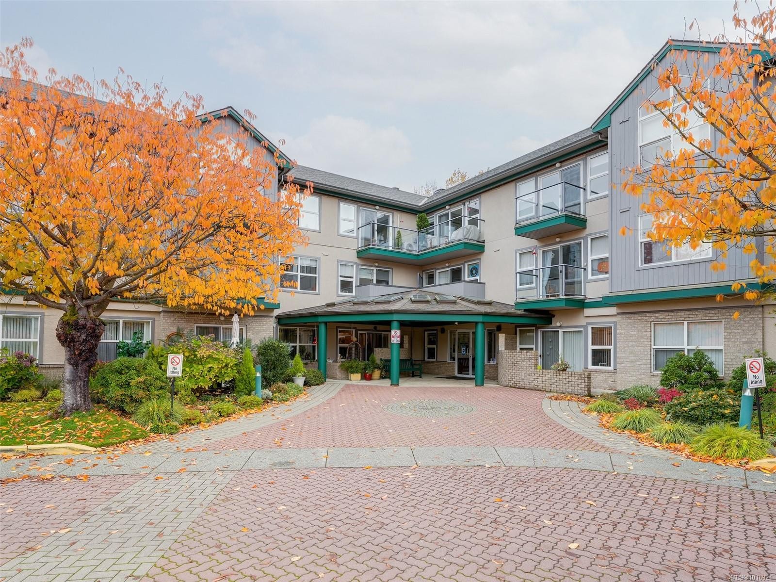 114-1485 Garnet Rd, Saanich, BC - Outdoor