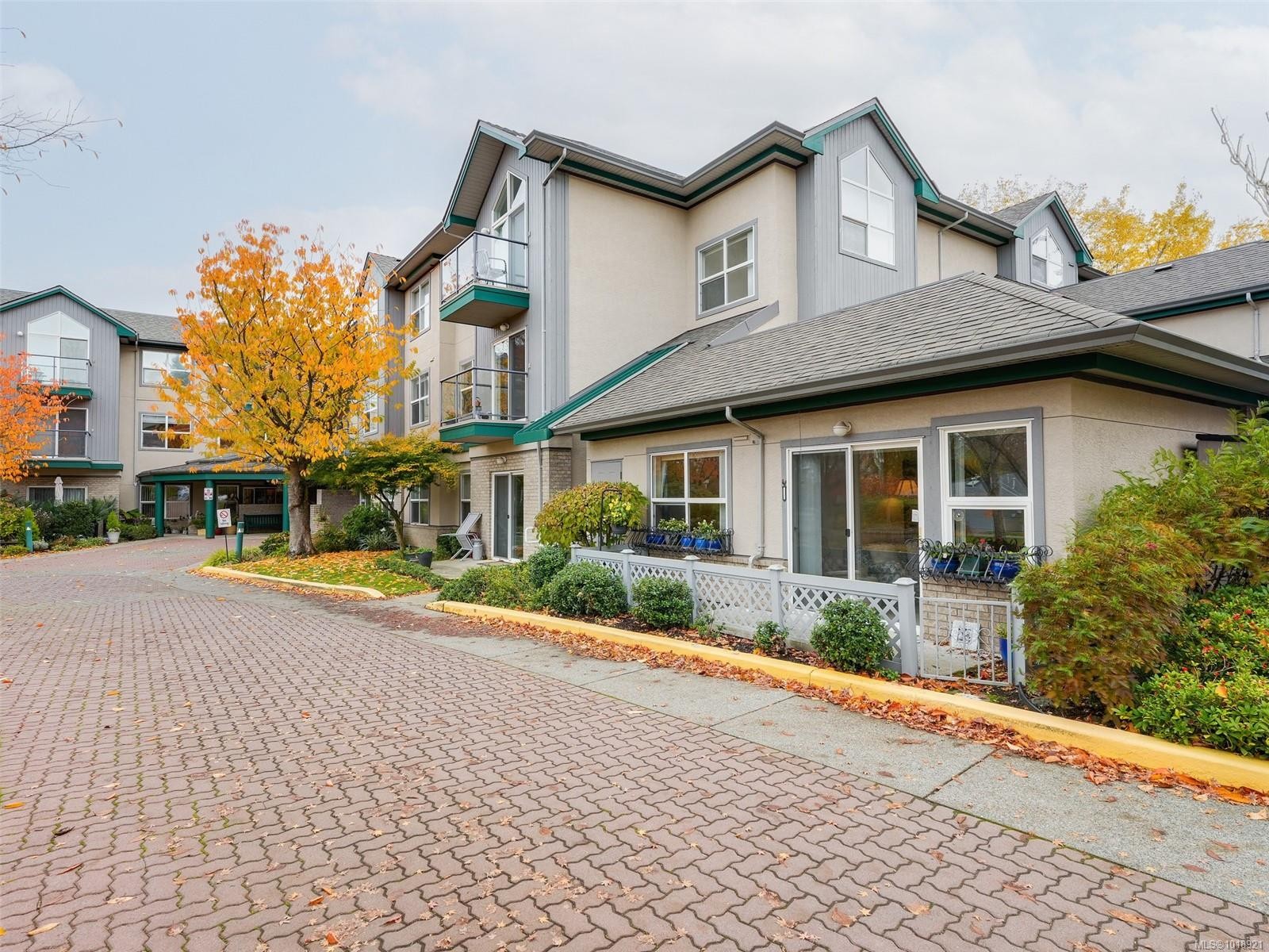 114-1485 Garnet Rd, Saanich, BC - Outdoor