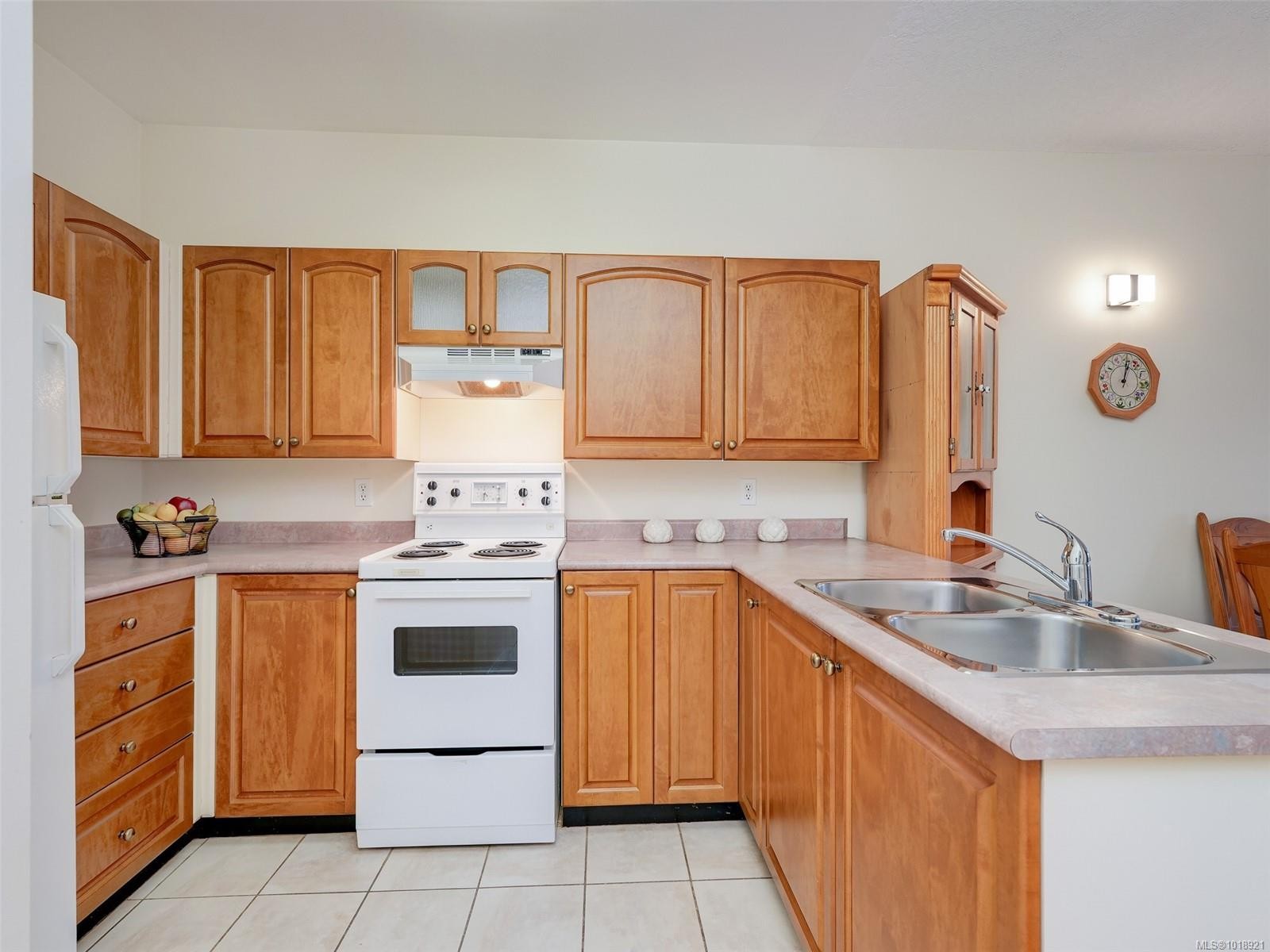114-1485 Garnet Rd, Saanich, BC - Indoor Photo Showing Kitchen With Double Sink