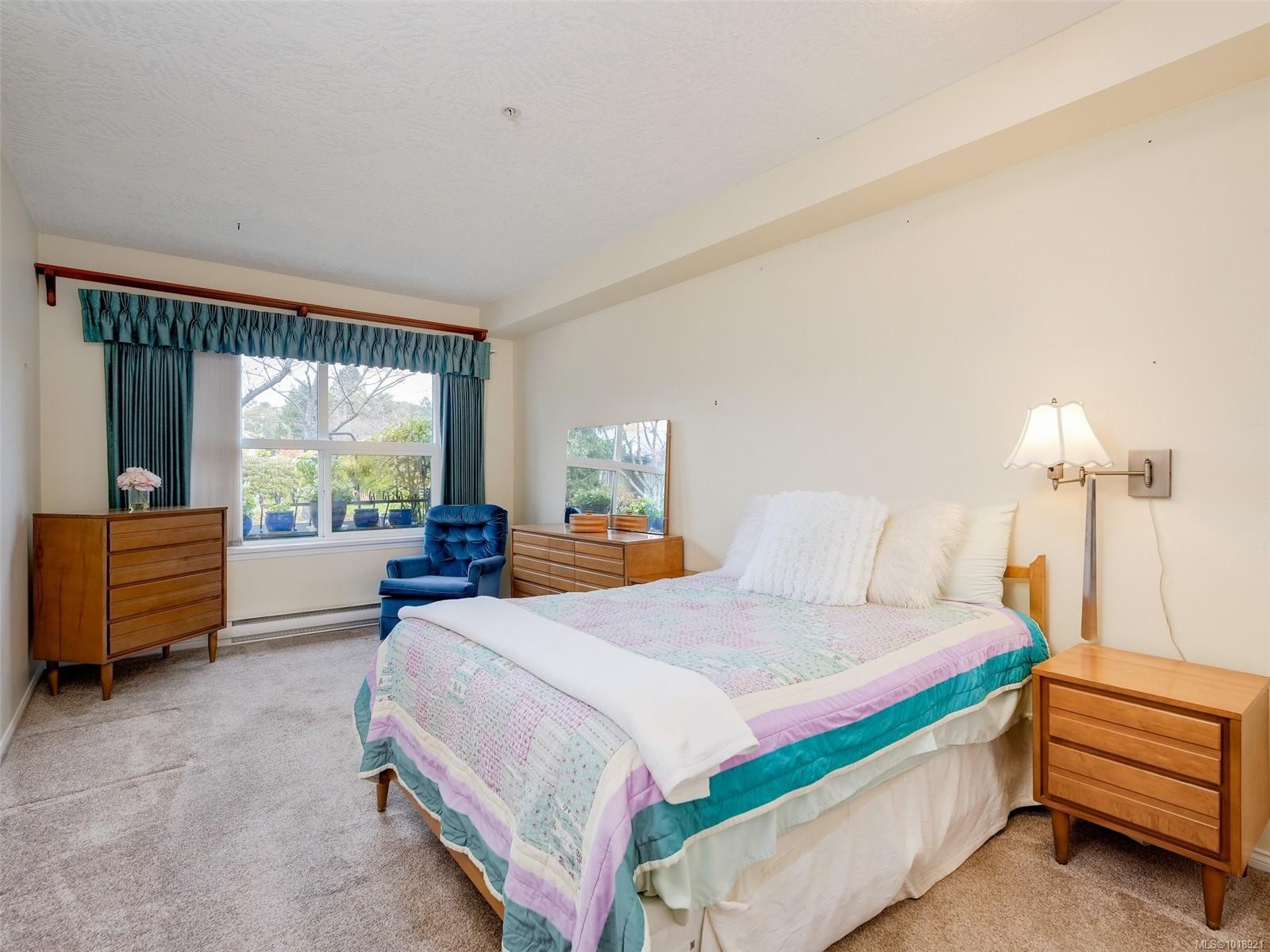 114-1485 Garnet Rd, Saanich, BC - Indoor Photo Showing Bedroom