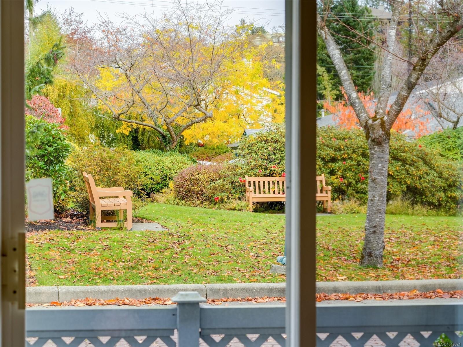 114-1485 Garnet Rd, Saanich, BC - Outdoor