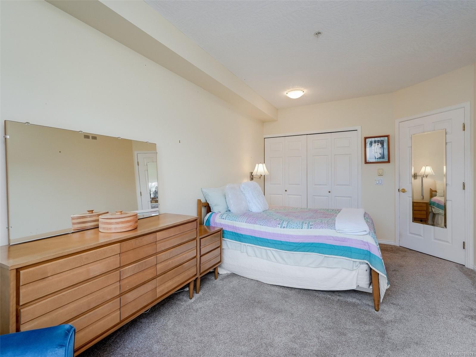 114-1485 Garnet Rd, Saanich, BC - Indoor Photo Showing Bedroom