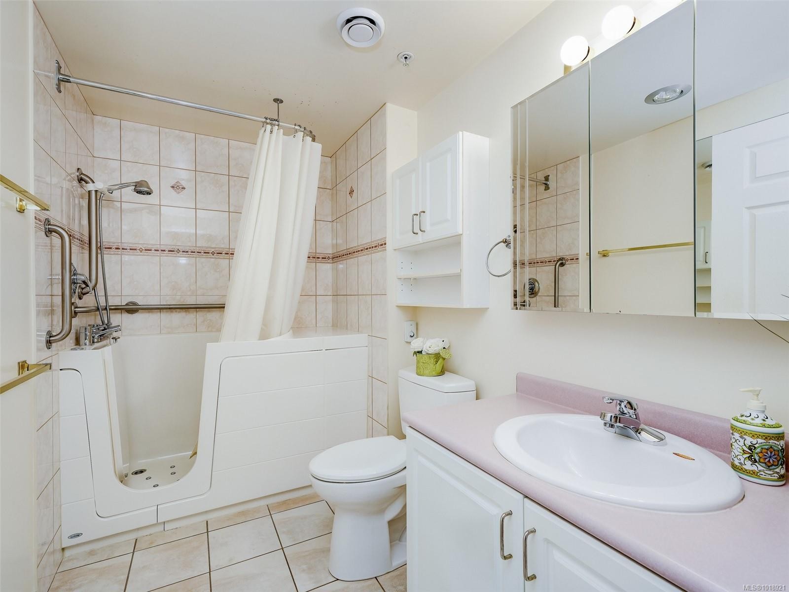 114-1485 Garnet Rd, Saanich, BC - Indoor Photo Showing Bathroom