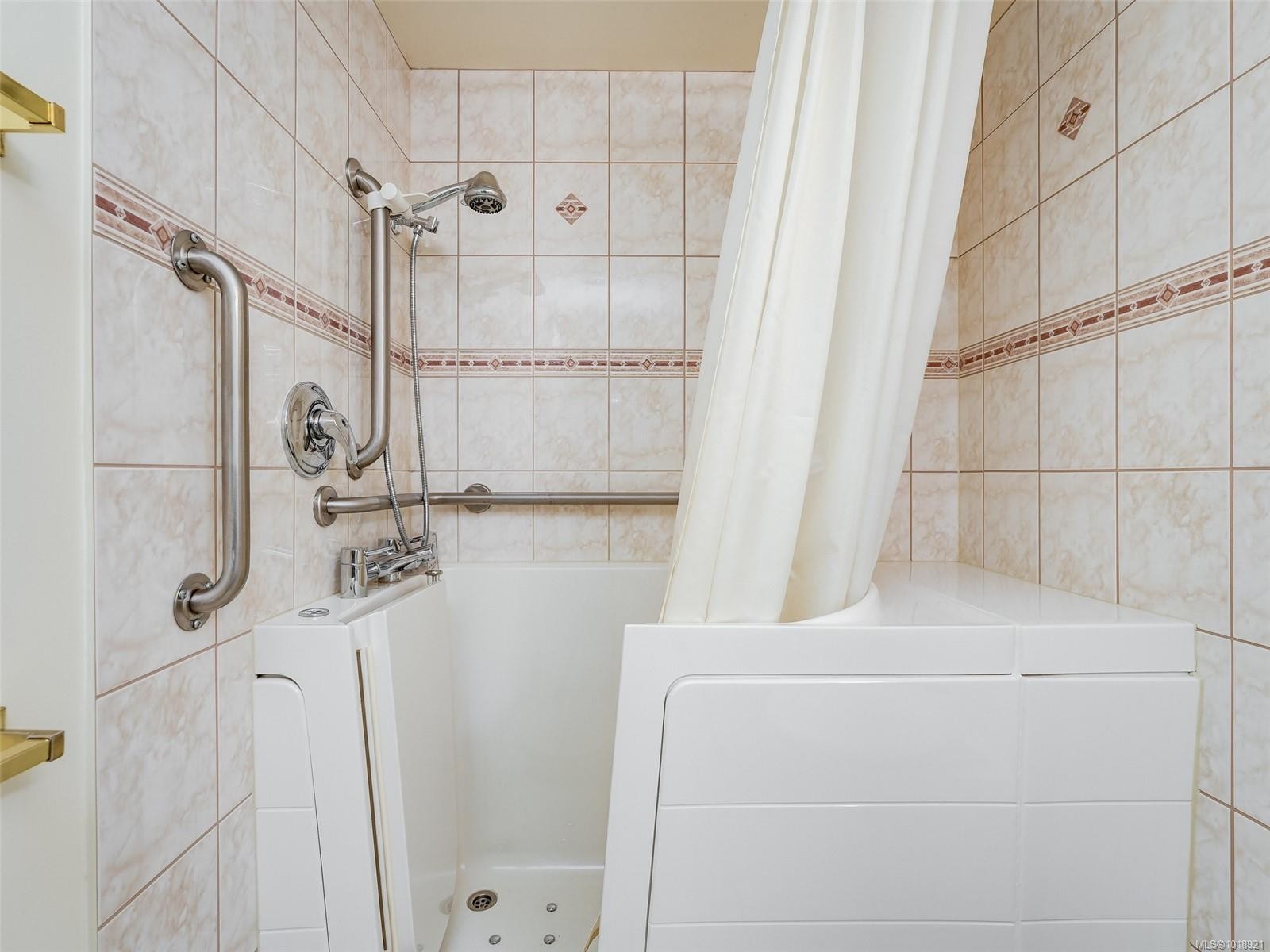 114-1485 Garnet Rd, Saanich, BC - Indoor Photo Showing Bathroom