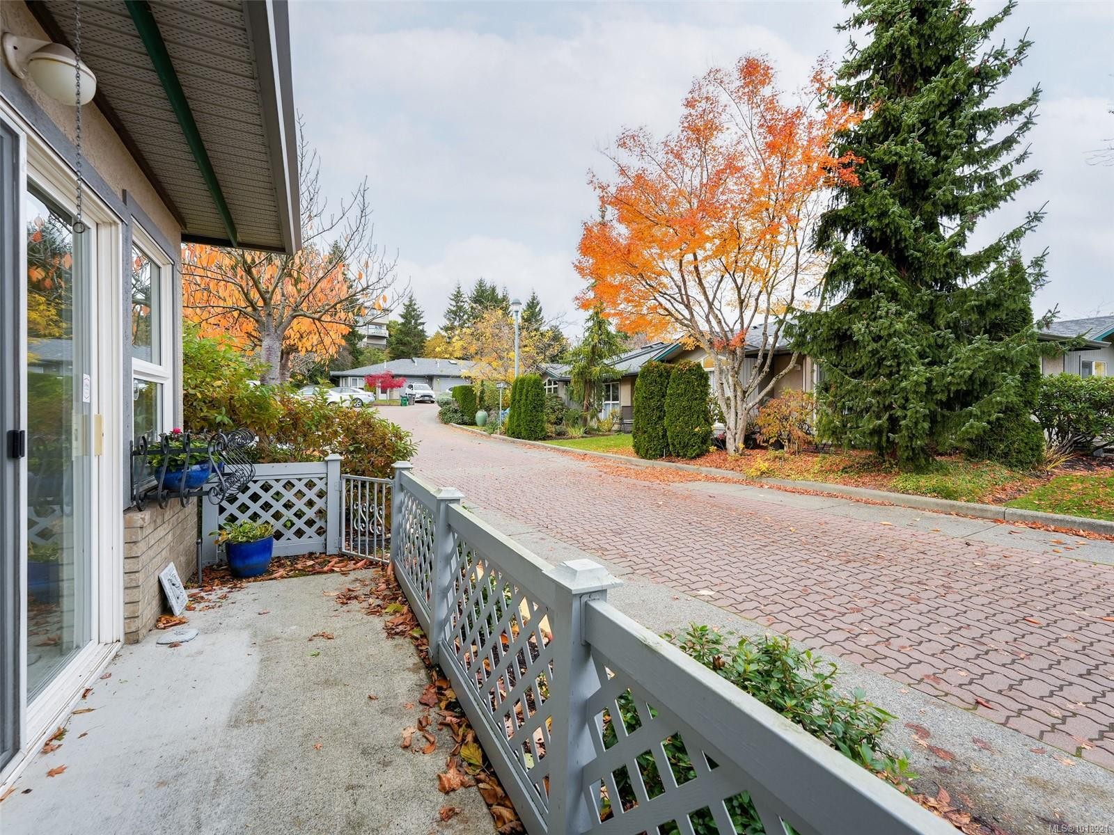 114-1485 Garnet Rd, Saanich, BC - Outdoor