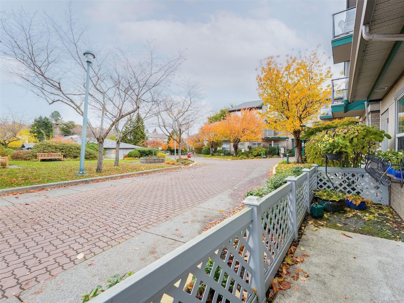 114-1485 Garnet Rd, Saanich, BC - Outdoor