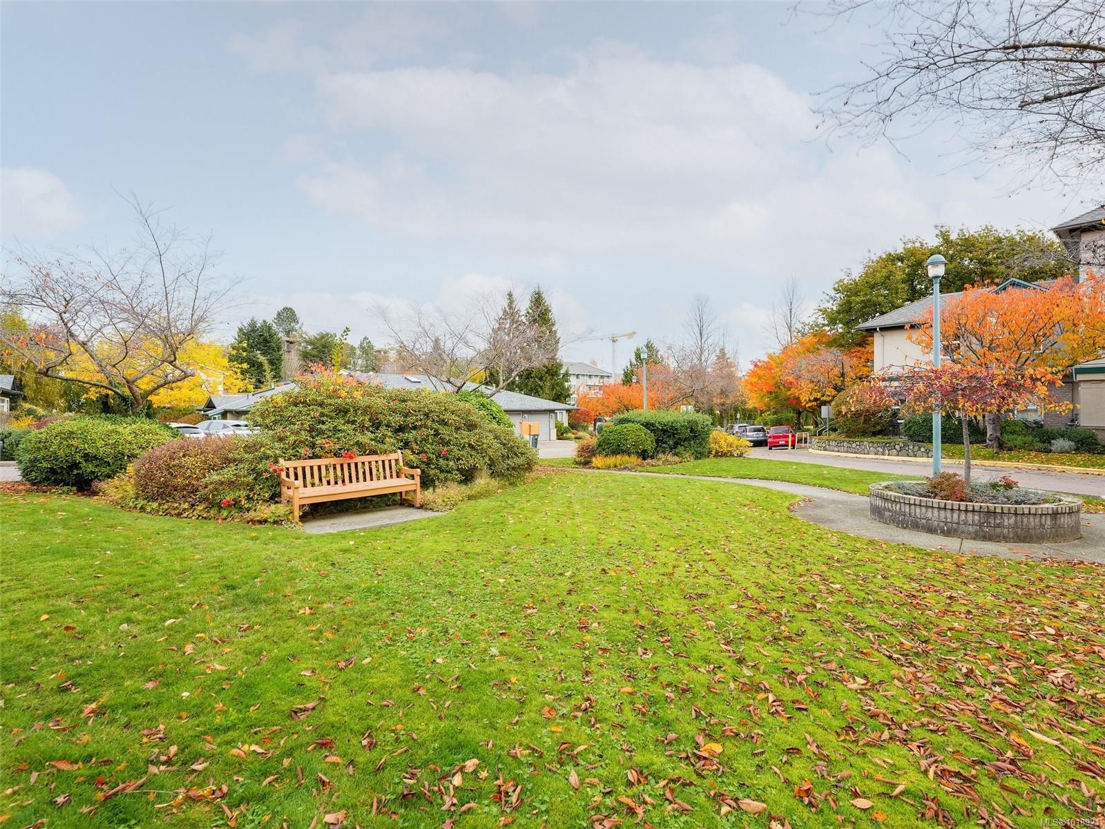 114-1485 Garnet Rd, Saanich, BC - Outdoor