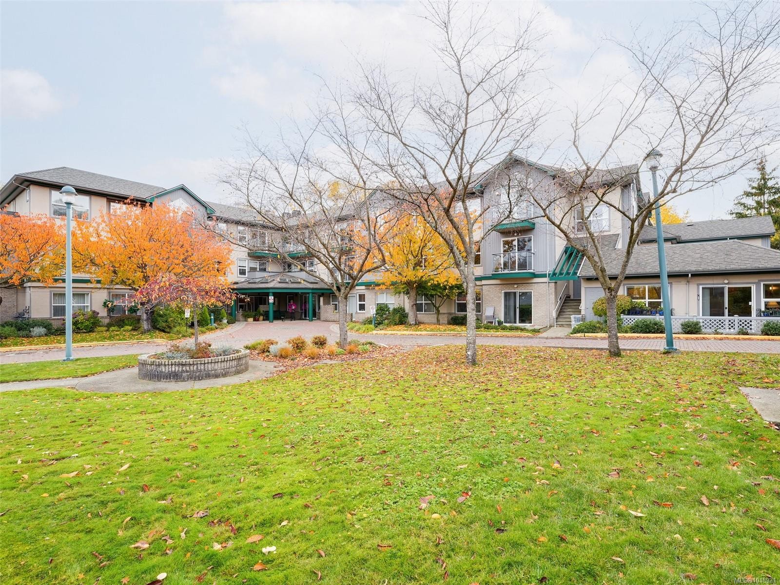 114-1485 Garnet Rd, Saanich, BC - Outdoor