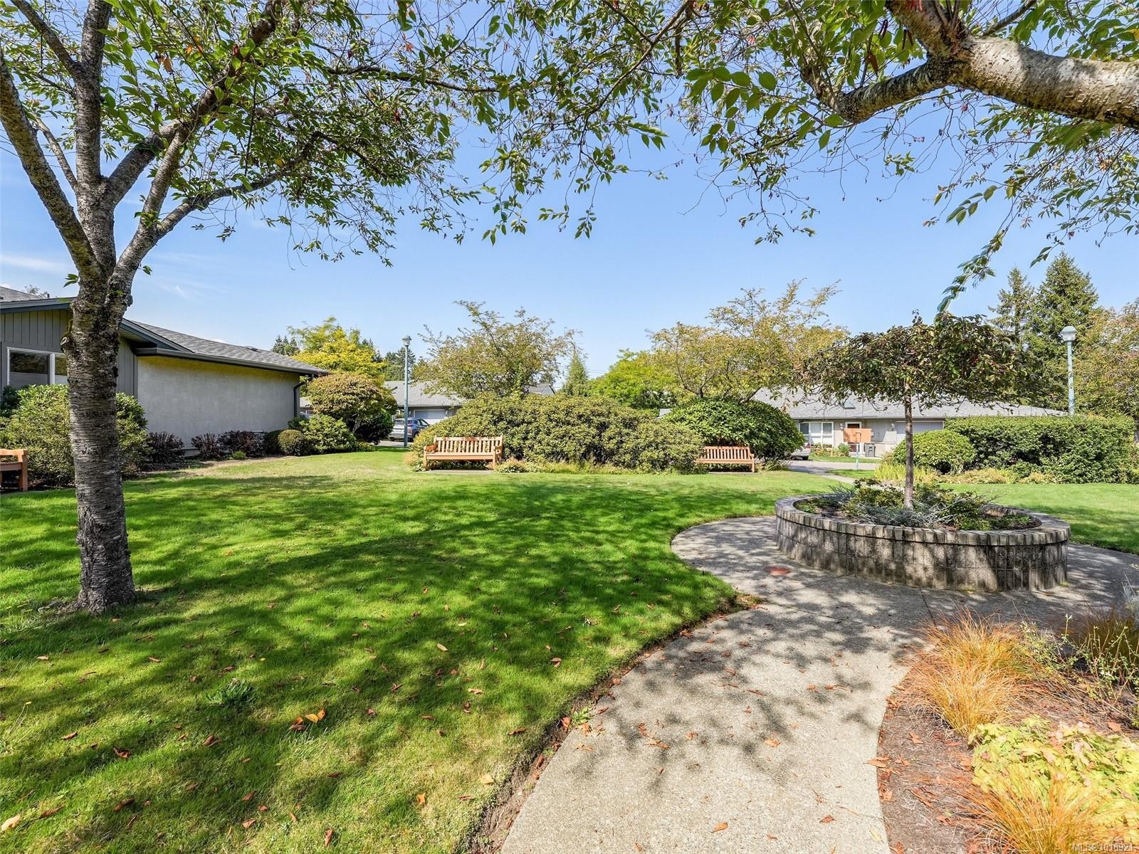 114-1485 Garnet Rd, Saanich, BC - Outdoor