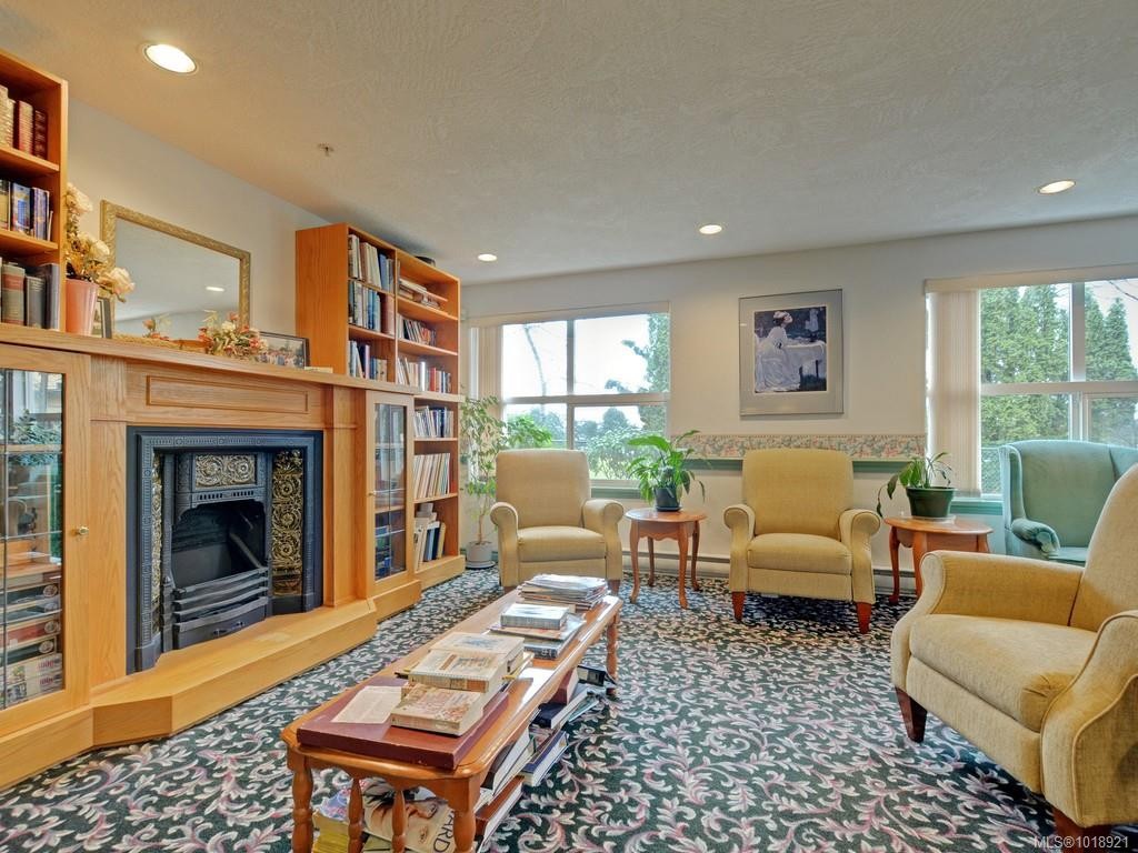 114-1485 Garnet Rd, Saanich, BC - Indoor Photo Showing Living Room With Fireplace