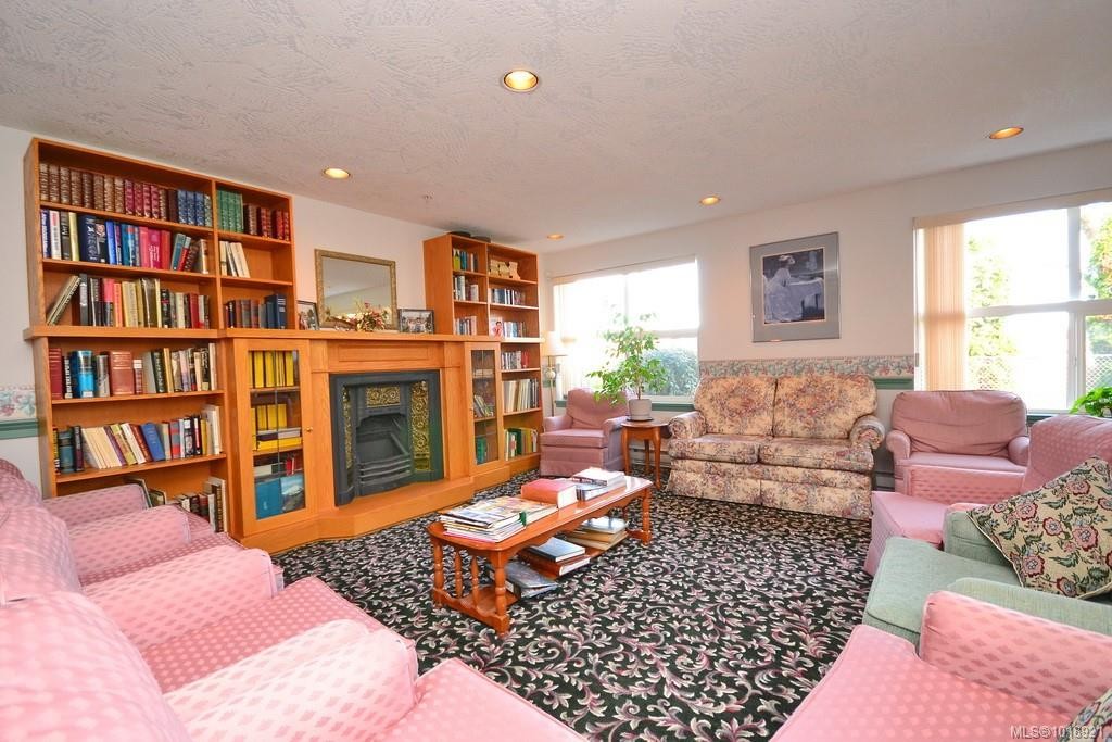 114-1485 Garnet Rd, Saanich, BC - Indoor Photo Showing Living Room With Fireplace