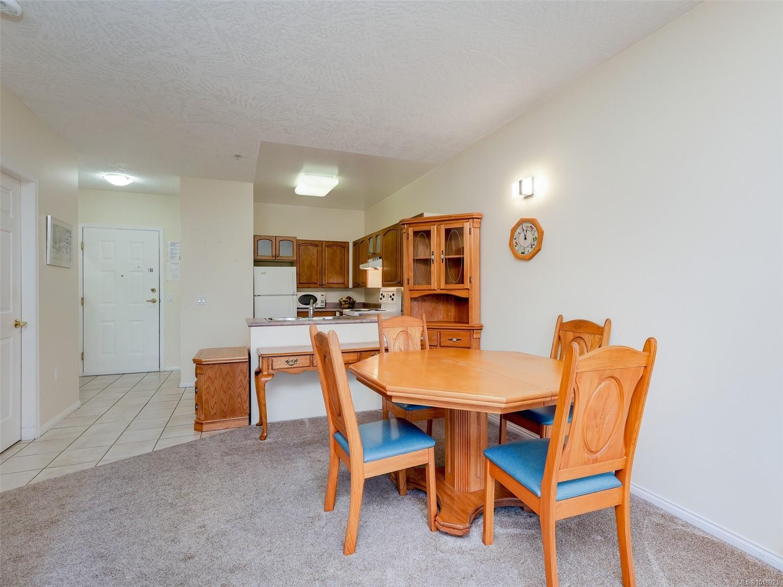 114-1485 Garnet Rd, Saanich, BC - Indoor Photo Showing Dining Room