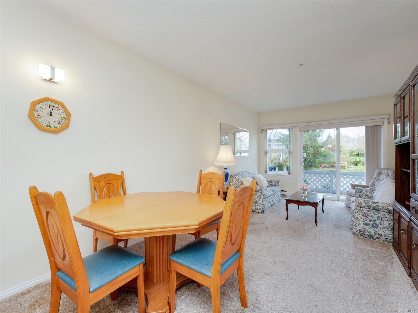 114-1485 Garnet Rd, Saanich, BC - Indoor Photo Showing Dining Room