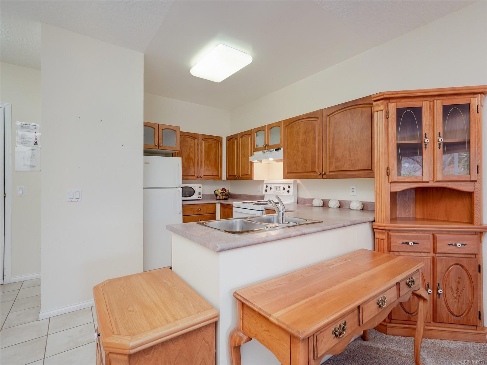114-1485 Garnet Rd, Saanich, BC - Indoor Photo Showing Kitchen With Double Sink
