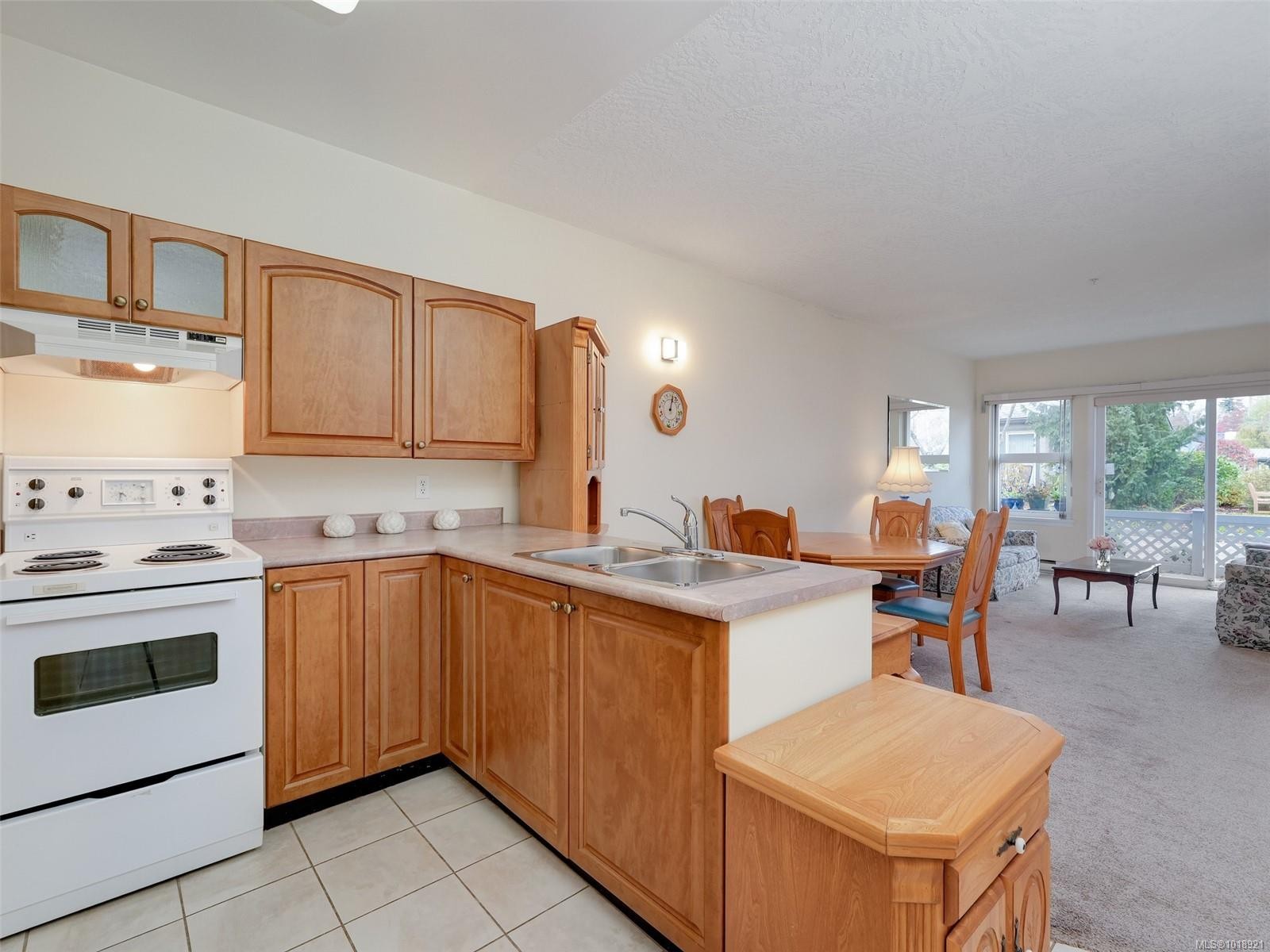 114-1485 Garnet Rd, Saanich, BC - Indoor Photo Showing Kitchen With Double Sink