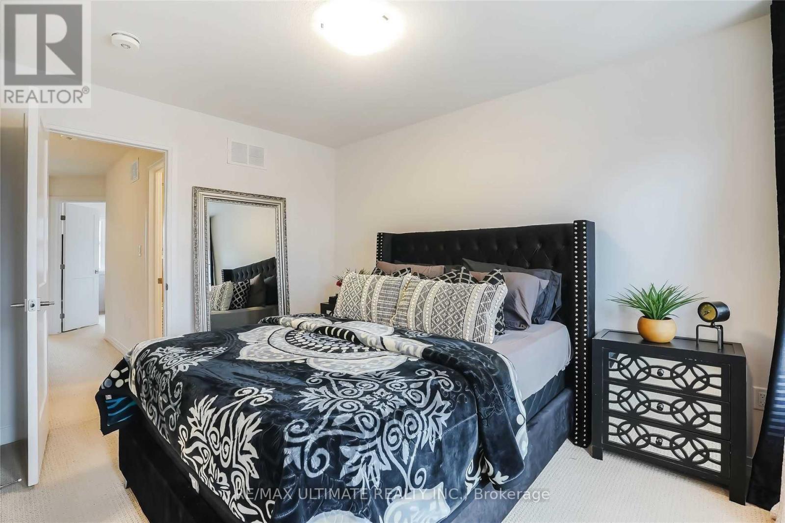 290 - 30 Times Square Boulevard, Hamilton, ON - Indoor Photo Showing Bedroom