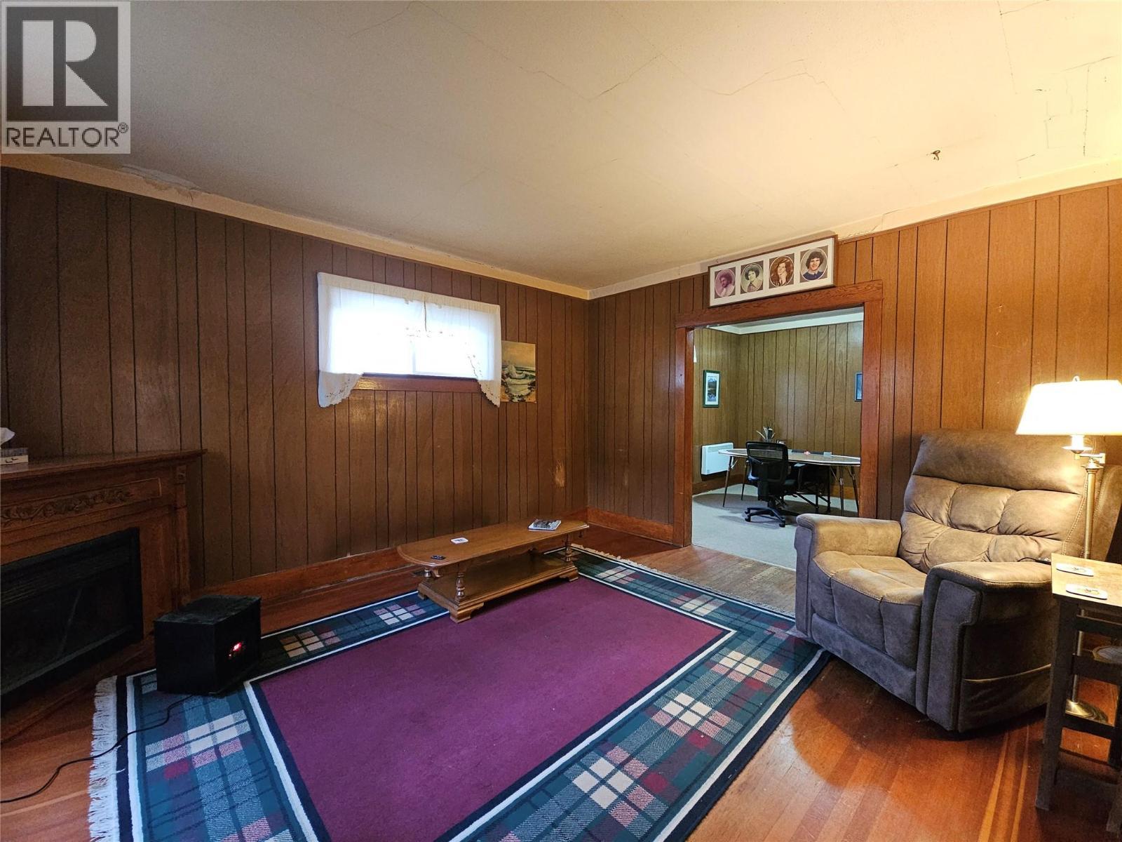 420 3Rd Avenue, Rivervale, BC - Indoor With Fireplace