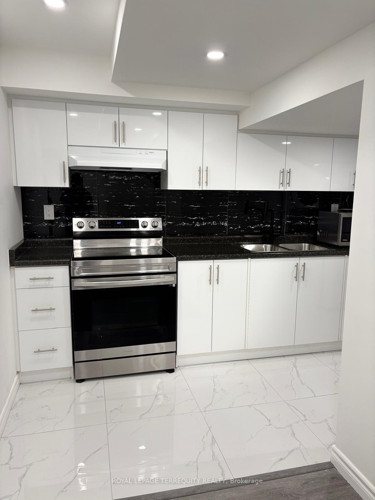 Bsmt-41 Jack Potts Way, Clarington, ON - Indoor Photo Showing Kitchen With Double Sink