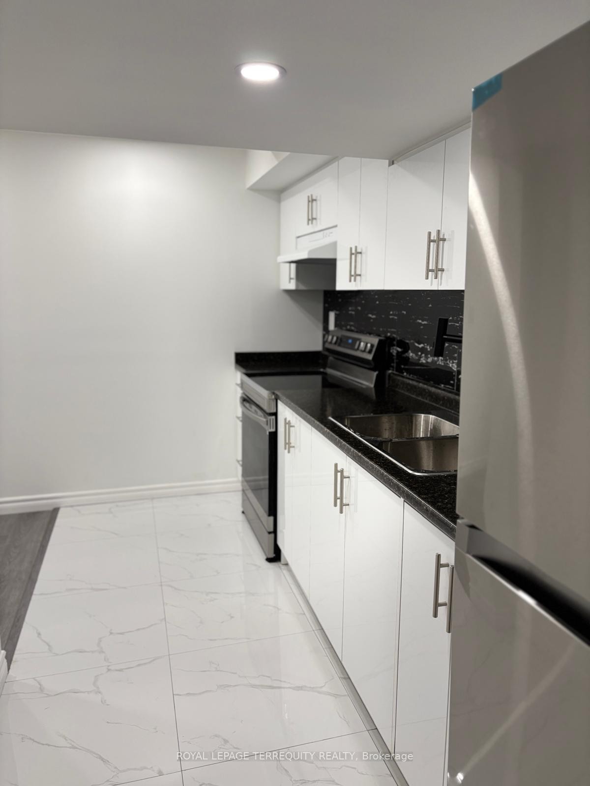 Bsmt-41 Jack Potts Way, Clarington, ON - Indoor Photo Showing Kitchen