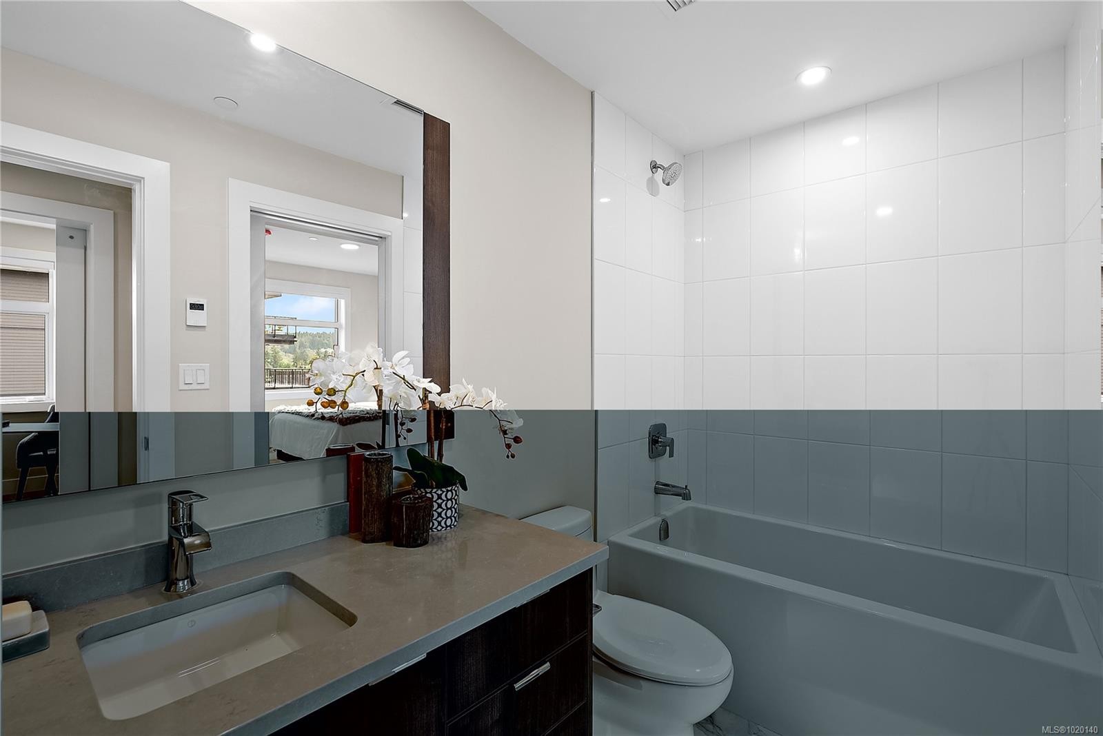 301-2520 Hackett Cres, Central Saanich, BC - Indoor Photo Showing Bathroom