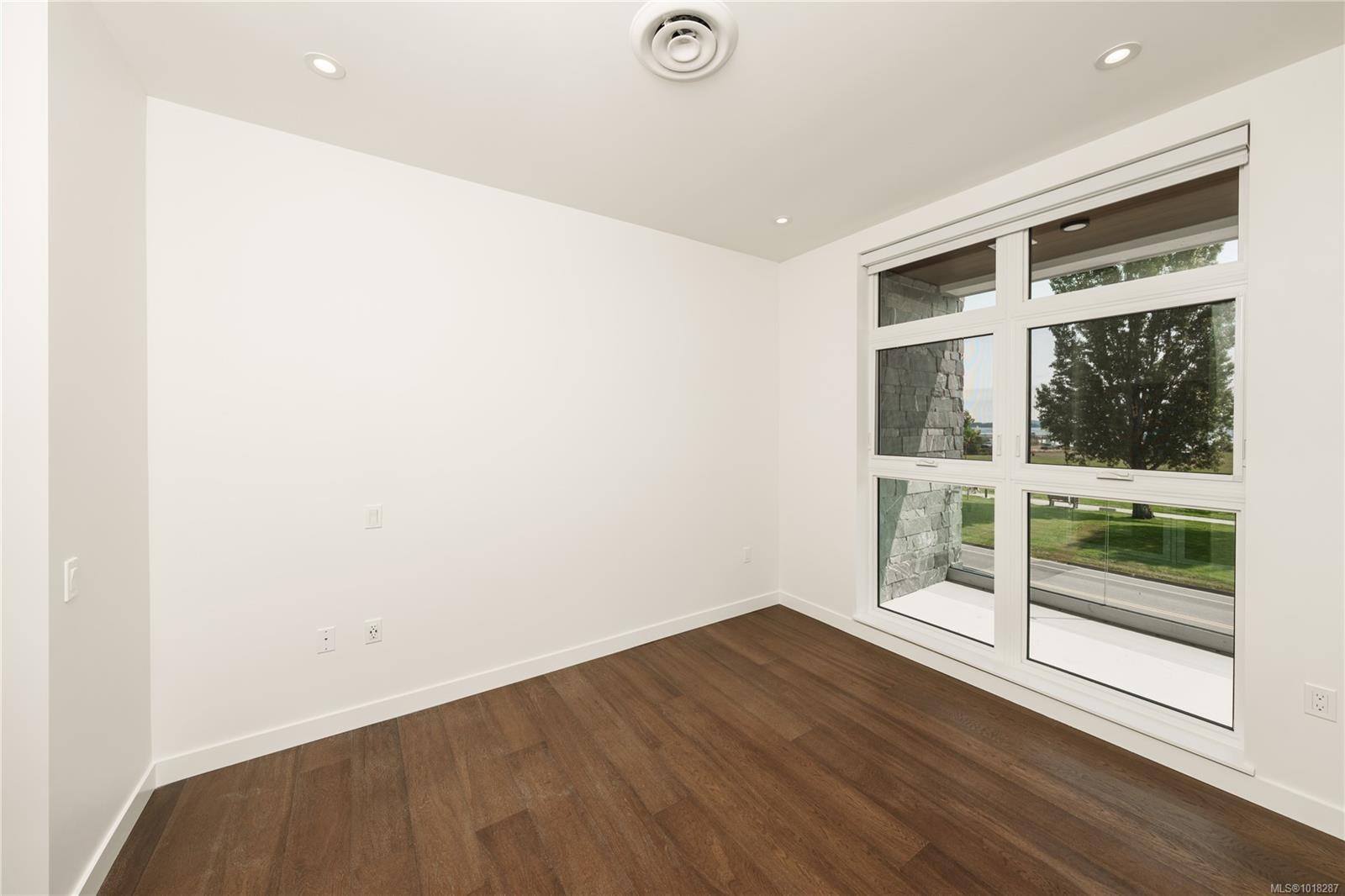 204-9570 Fifth St, Sidney, BC - Indoor Photo Showing Other Room