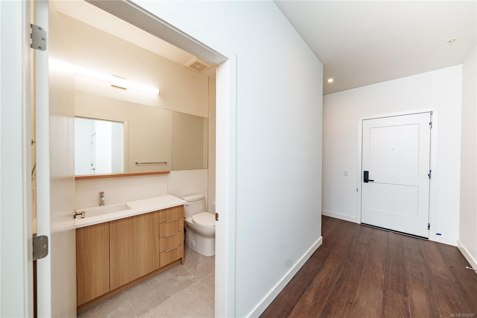 204-9570 Fifth St, Sidney, BC - Indoor