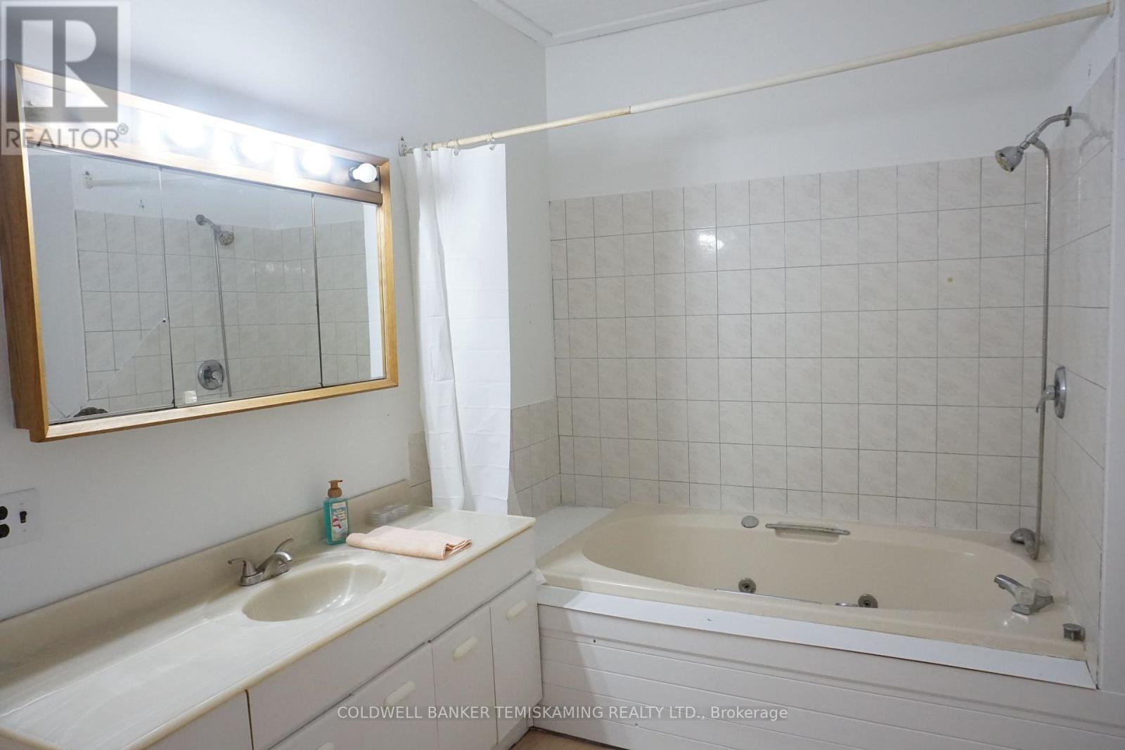 39 Third Street, Englehart, ON