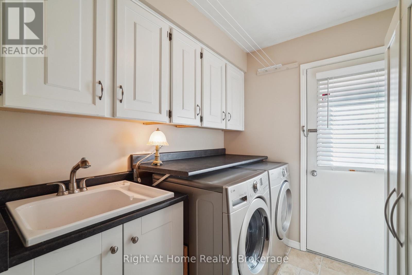 1445 Golden Meadow Trail, Oakville (Fa Falgarwood), ON - Indoor Photo Showing Laundry Room