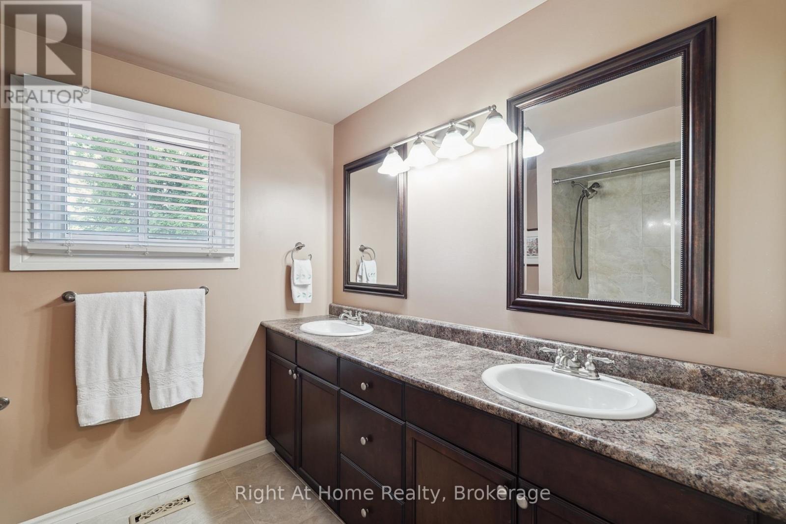 1445 Golden Meadow Trail, Oakville (Fa Falgarwood), ON - Indoor Photo Showing Bathroom