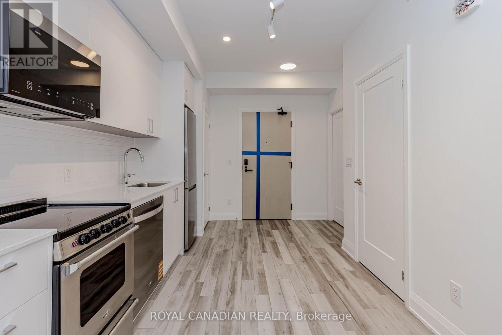 306 - 3250 Carding Mill Trail, Oakville, ON - Indoor Photo Showing Kitchen With Stainless Steel Kitchen With Upgraded Kitchen
