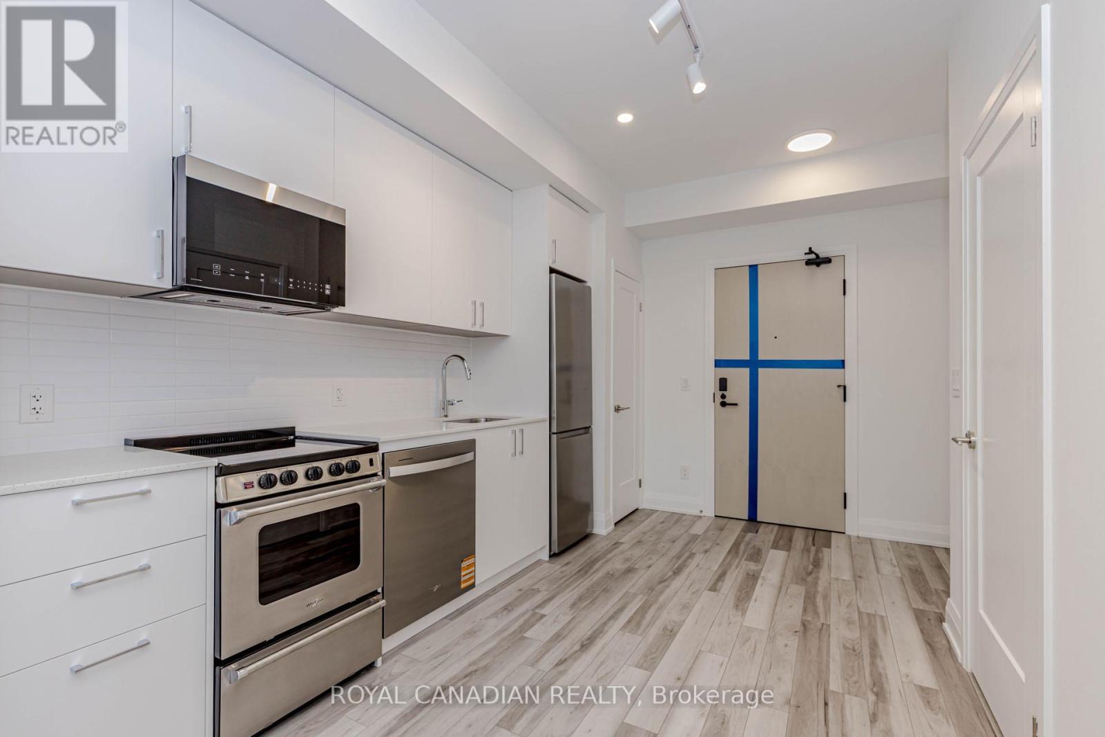 306 - 3250 Carding Mill Trail, Oakville, ON - Indoor Photo Showing Kitchen With Upgraded Kitchen