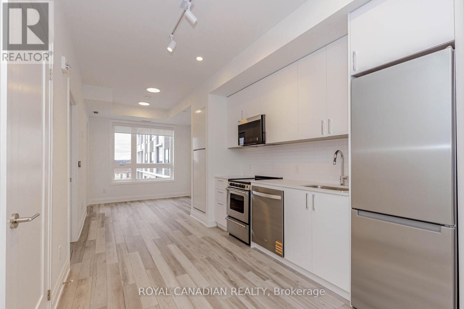 306 - 3250 Carding Mill Trail, Oakville, ON - Indoor Photo Showing Kitchen With Stainless Steel Kitchen With Upgraded Kitchen