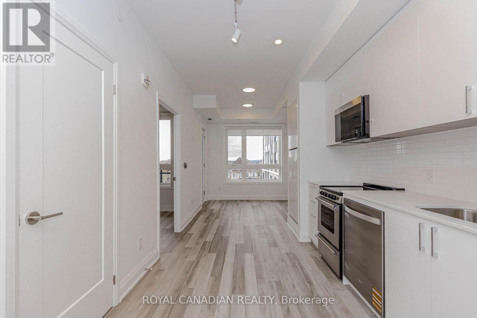 306 - 3250 Carding Mill Trail, Oakville, ON - Indoor Photo Showing Kitchen With Upgraded Kitchen