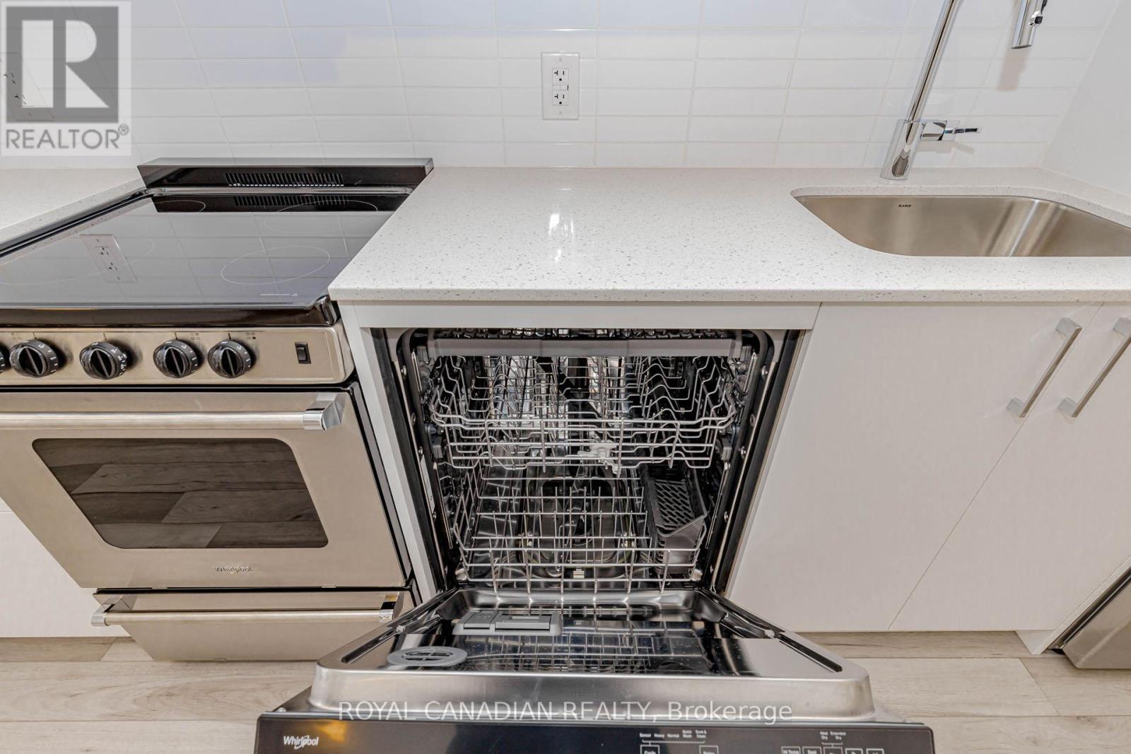 306 - 3250 Carding Mill Trail, Oakville, ON - Indoor Photo Showing Kitchen