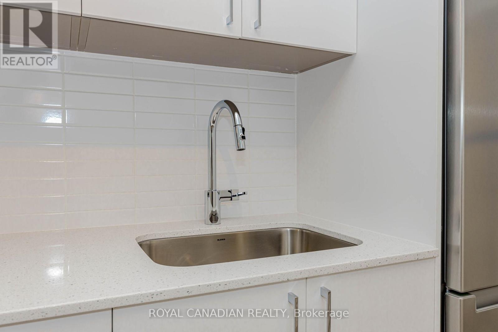306 - 3250 Carding Mill Trail, Oakville, ON - Indoor Photo Showing Kitchen