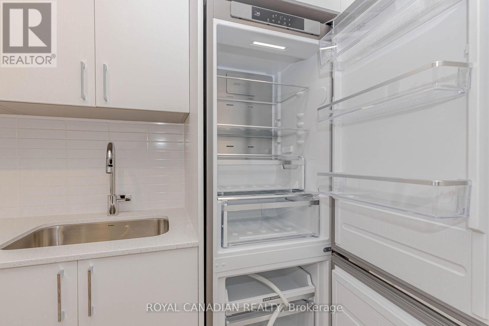 306 - 3250 Carding Mill Trail, Oakville, ON - Indoor Photo Showing Kitchen