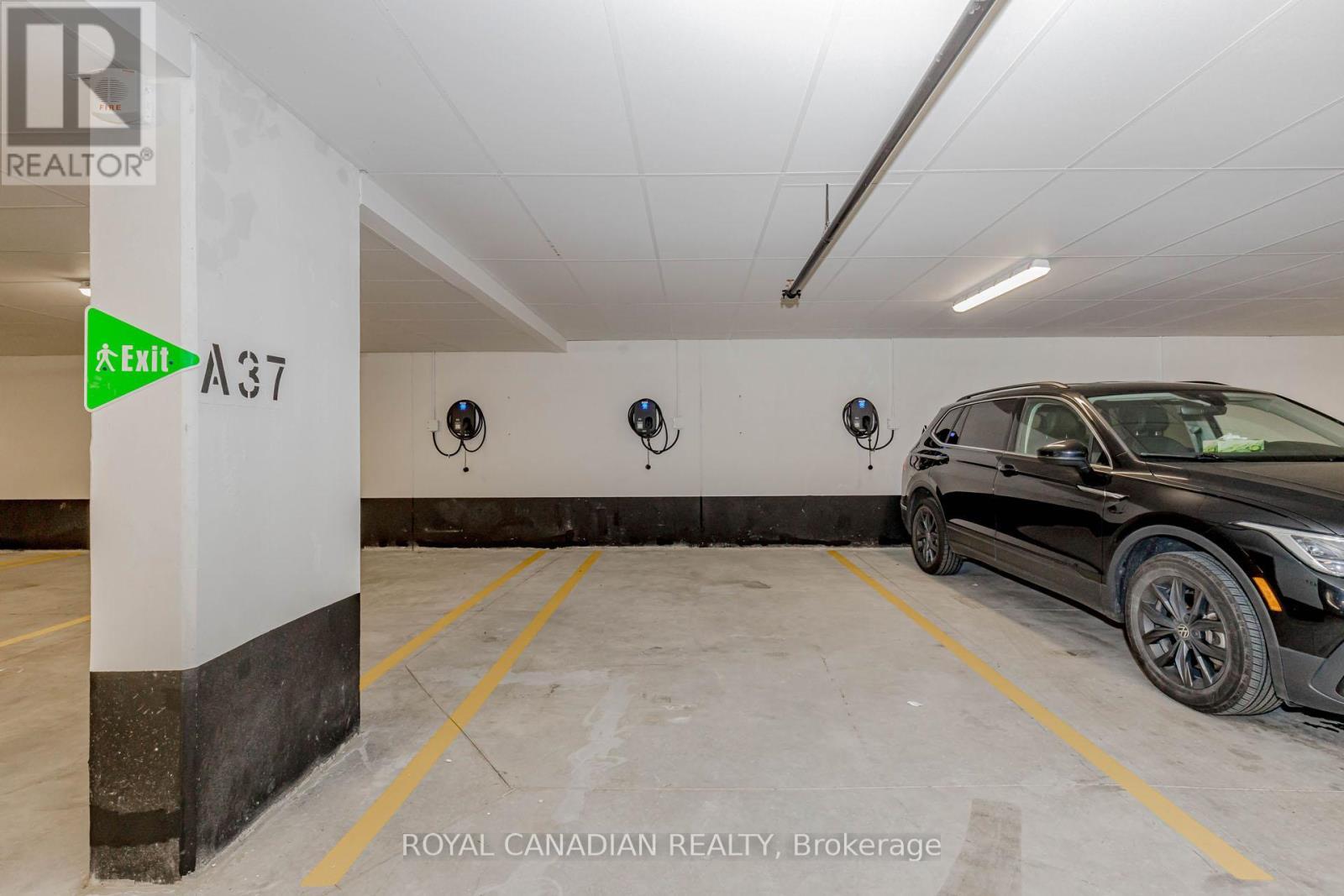 306 - 3250 Carding Mill Trail, Oakville, ON - Indoor Photo Showing Garage