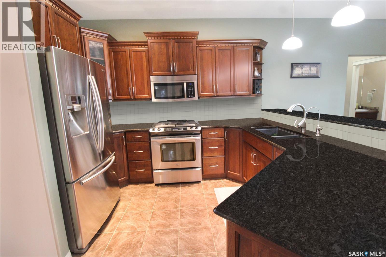 615 Hodgson Drive, Swift Current, SK - Indoor Photo Showing Kitchen With Double Sink
