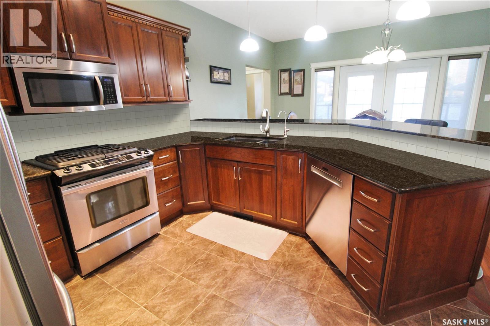 615 Hodgson Drive, Swift Current, SK - Indoor Photo Showing Kitchen