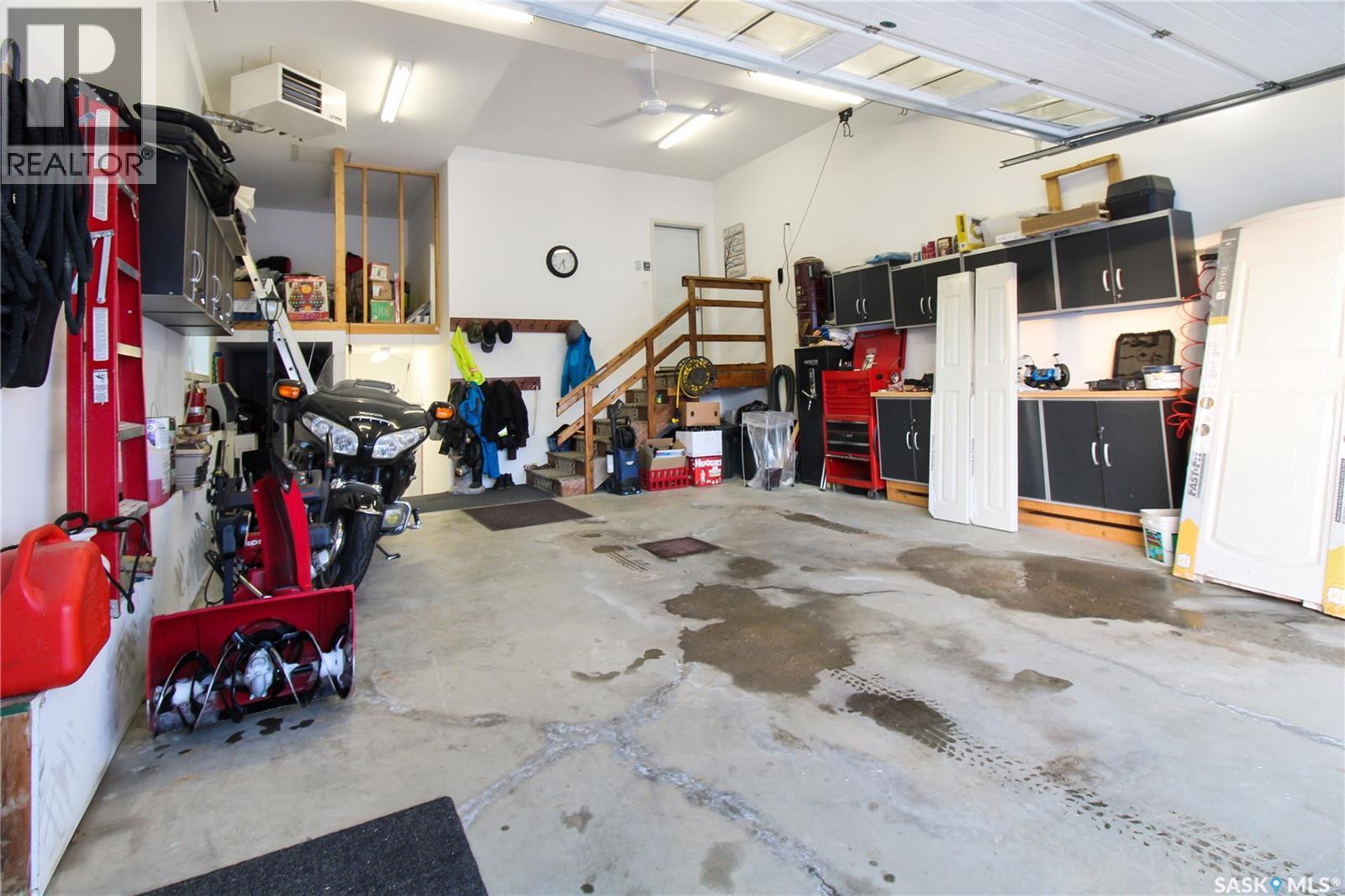 615 Hodgson Drive, Swift Current, SK - Indoor Photo Showing Garage