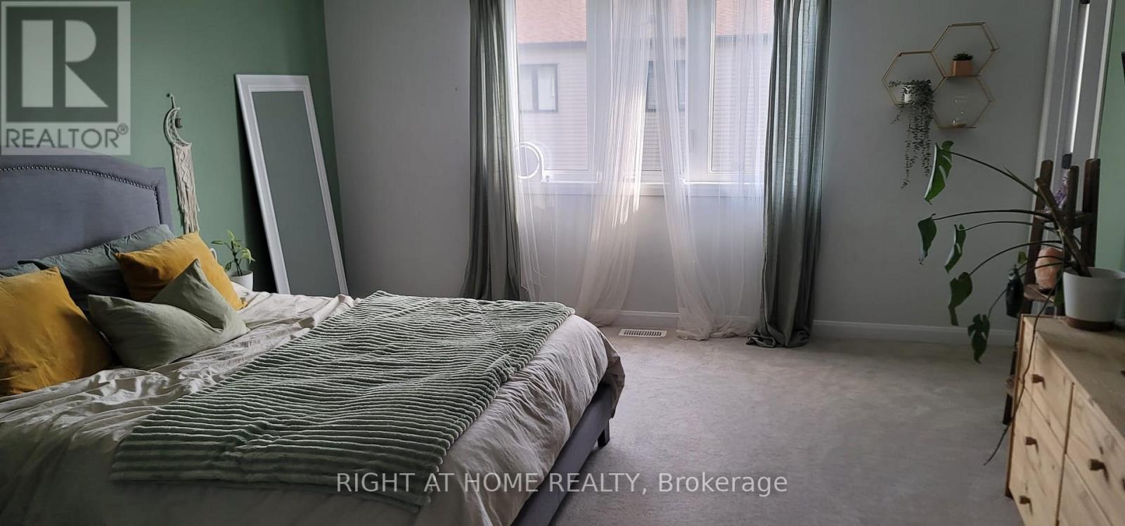 61 Teelin Circle, Ottawa, ON - Indoor Photo Showing Bedroom