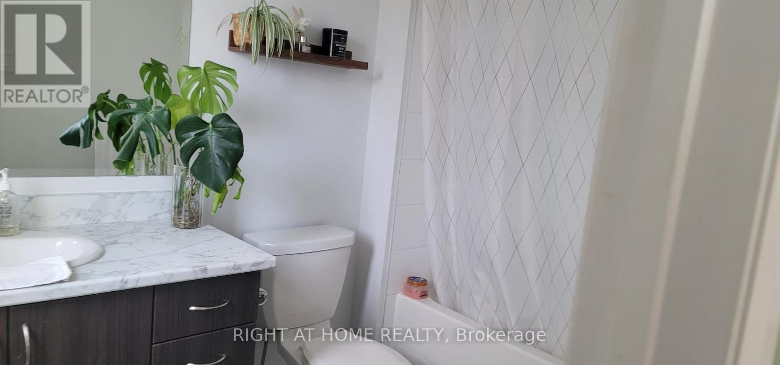 61 Teelin Circle, Ottawa, ON - Indoor Photo Showing Bathroom